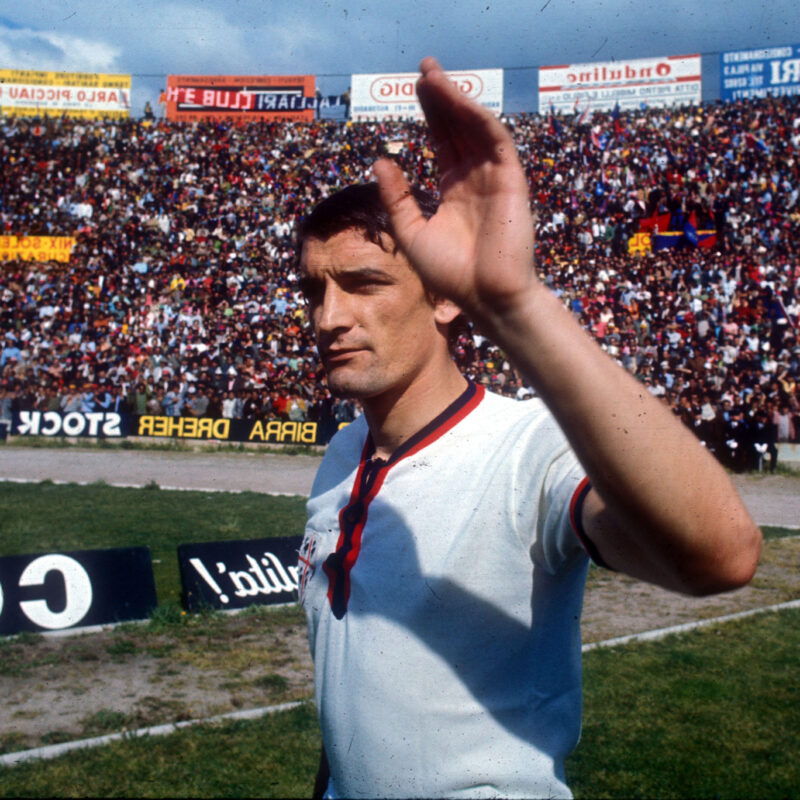 Gigi Riva con la maglia del Cagliari in una foto d'archivio