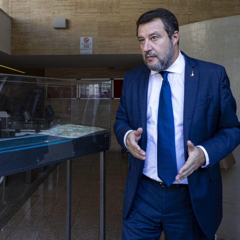 Il ministro delle Infrastrutture Matteo Salvini nella sede della società Stretto di Messina accanto al plastico del Ponte (foto di Massimo Percossi/Ansa)