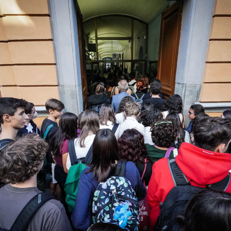 Studenti all'ingresso del liceo Massimo D'azeglio per l'inizio dell'anno scolastico a Torino, 12 settembre 2022. ANSA/TINO ROMANO