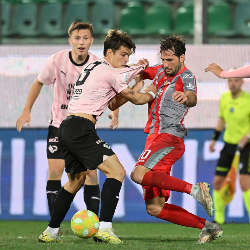 Segre contro Franco Vazquez nella partita Palermo-Cremonese al Barbera (foto di Tullio Puglia)
