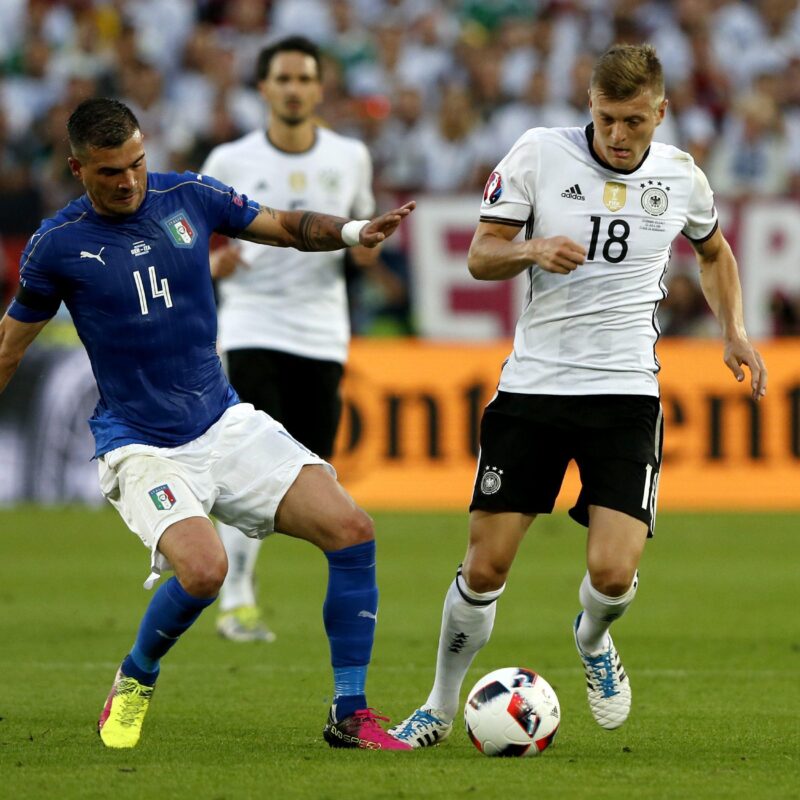Stefano Sturaro impegnato contro Toni Kroos nella partita dei quarti di finale di Euro 2016 fra Italia e Germania a Bordeaux