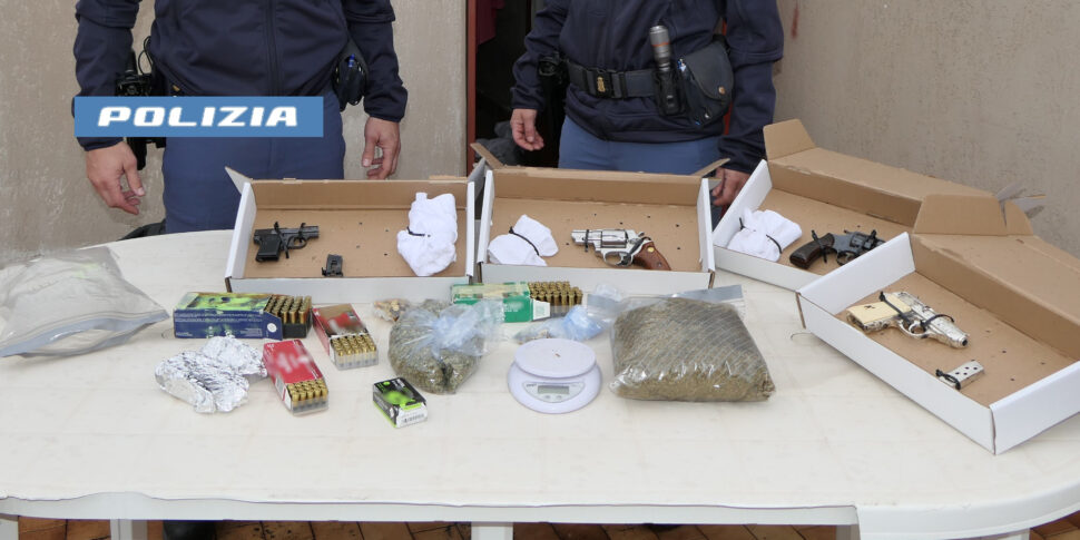 Armi, munizioni e droga sequestrati dalla polizia a Catania