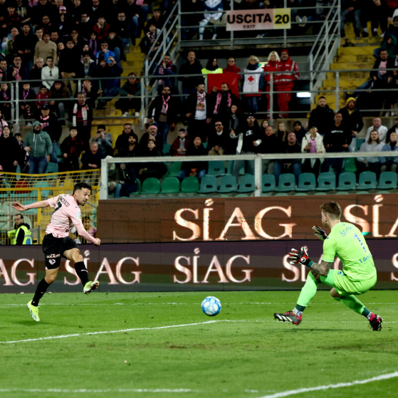 Il gol di Di Francesco contro il Como (foto Puglia)