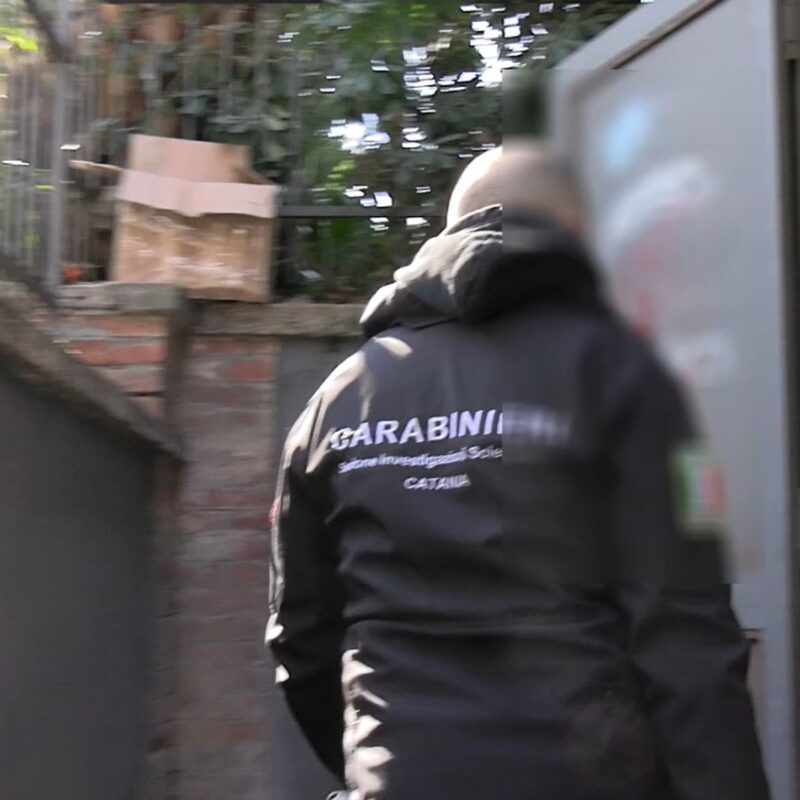 I carabinieri sella sezione scientifica entrano nei bagni della Villa Bellini
