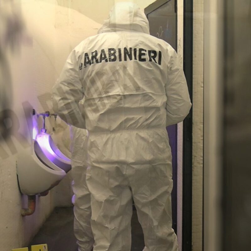 I carabinieri della sezione scientifica all'interno dei bagni di Villa Bellini