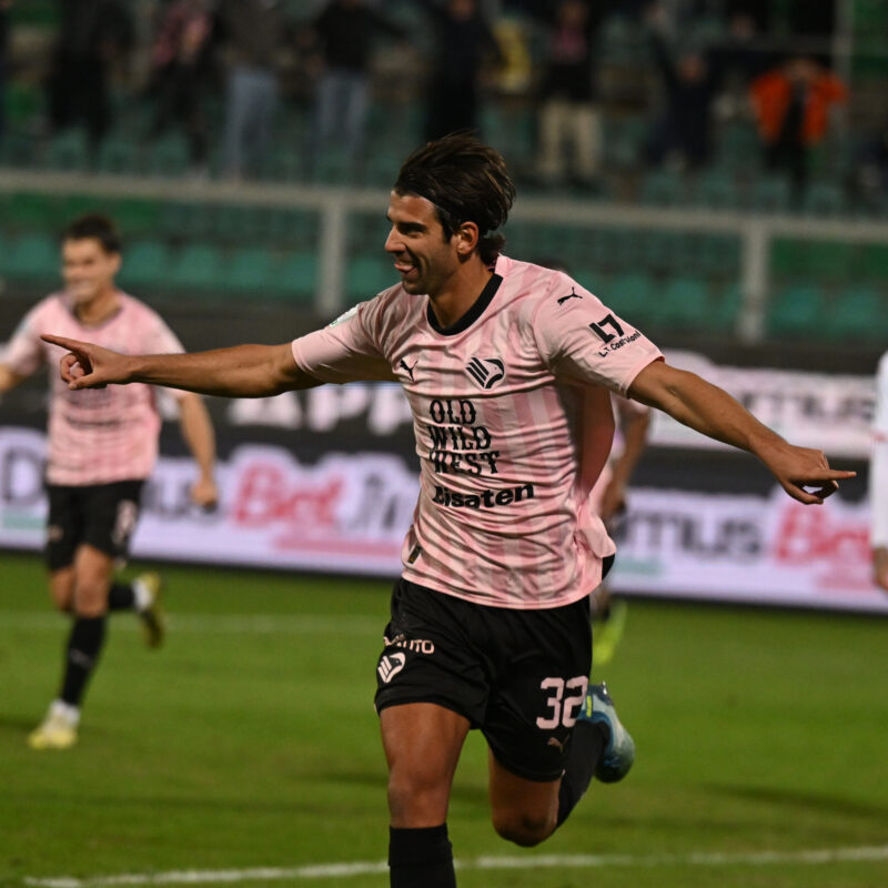 Ceccaroni esulta dopo il gol segnato contro il Bari (foto di Tullio Puglia)