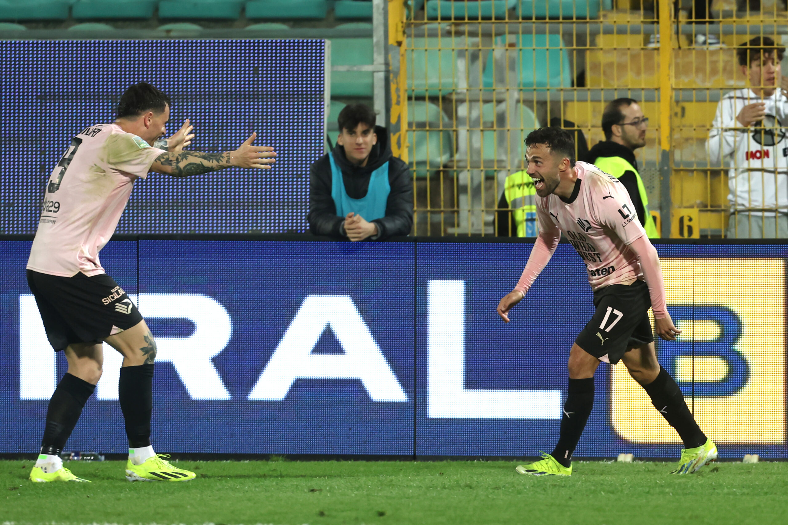 Tutto lo stadio con straordinaria coreografia di fumogeni: uno