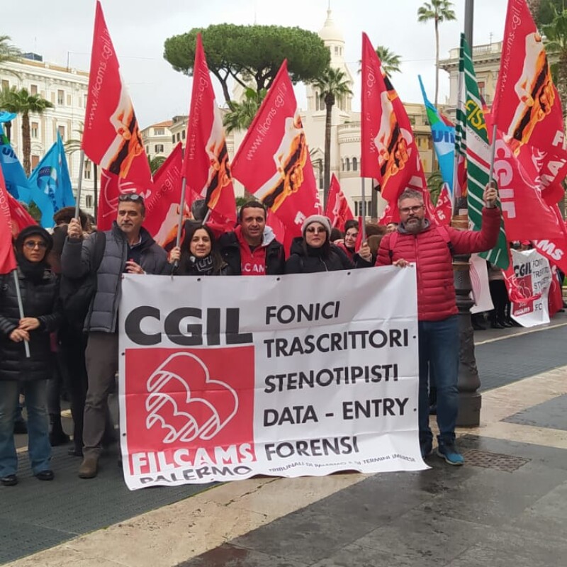 I lavoratori del tribunale di Palermo durante una protesta a Roma