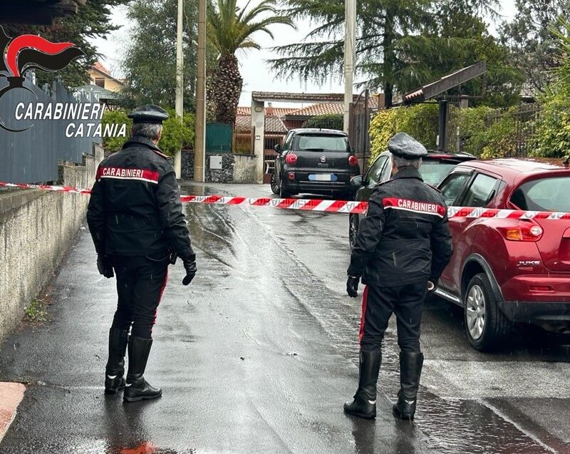 Carabinieri all'esterno dell'appartamento a Mascalucia, dove un 43enne è stato ferito mortalmente con un fendente all'addome al culmine di una lite scoppiata a un compleanno, 24 febbraio 2024. ANSA +NPK+