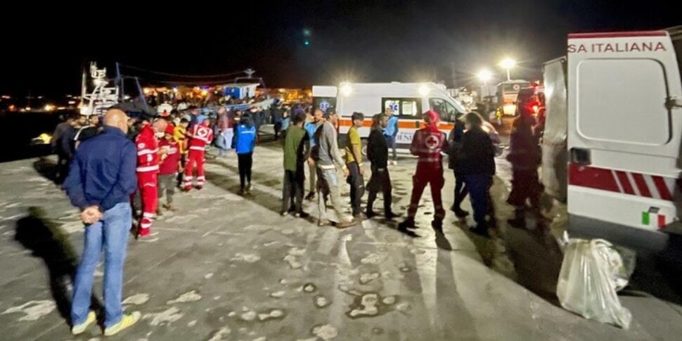 Migranti, egiziano scivola e muore su un barchino: gli altri 12 salvati e portati a Lampedusa