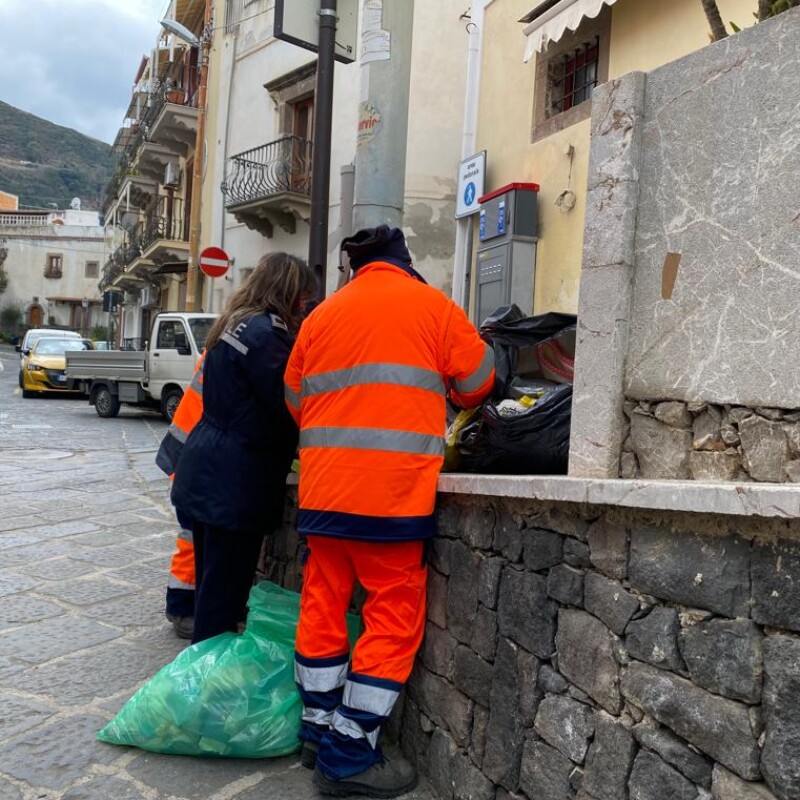 Controlli sui rifiuti a Lipari (foto notiziarioeolie.it)