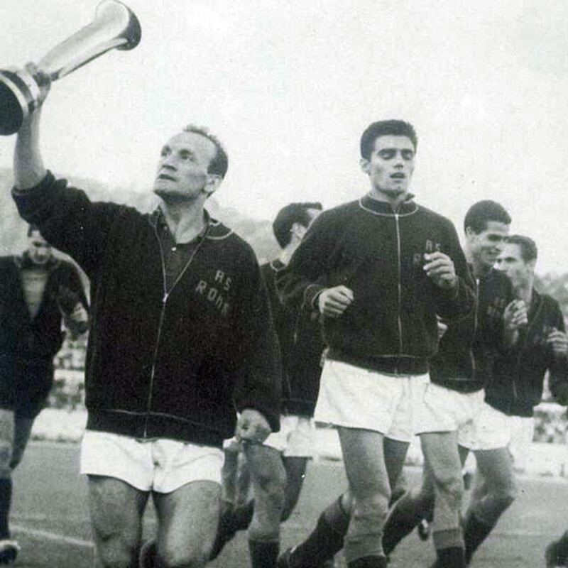 Giacomo Losi solleva la Coppa delle Fiere, vinta dalla Roma nella stagione 1960-1961