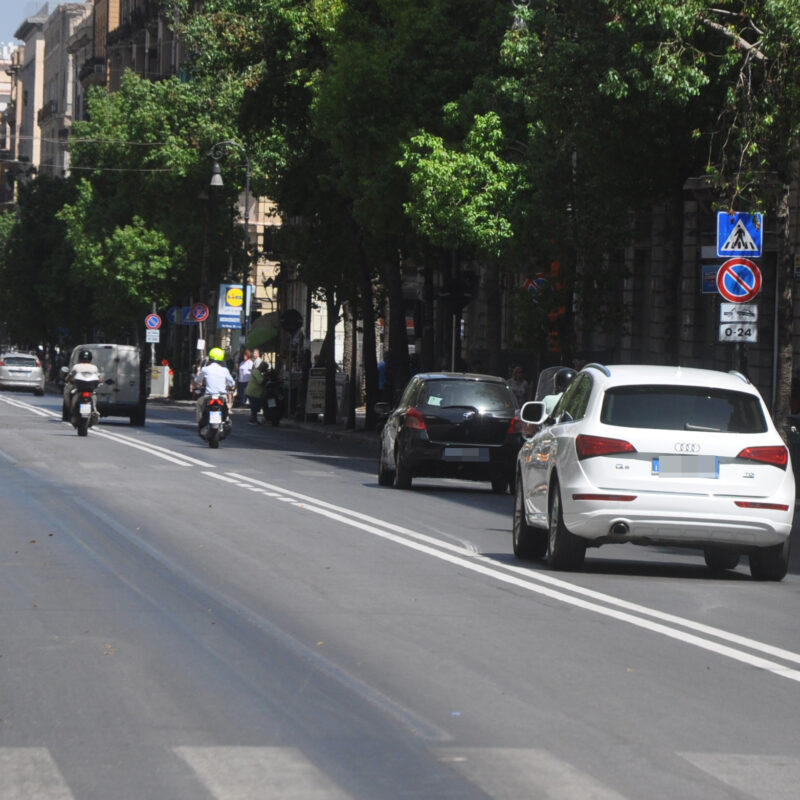 PALERMO.Via Roma a doppio senso, disegnate le linee continue per dividere le carreggiate... Ph.Alessandro Fucarini.