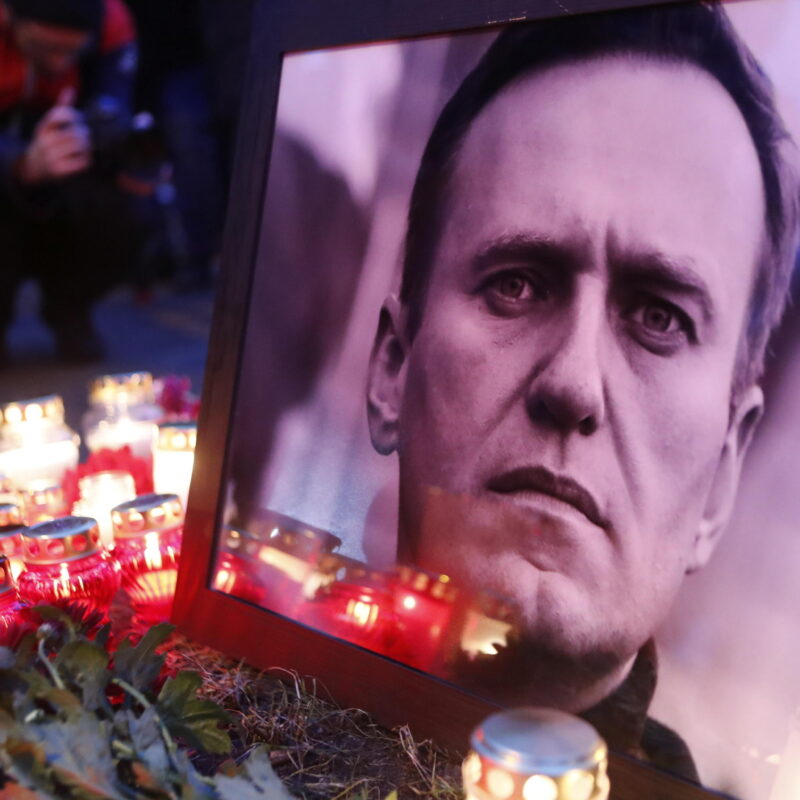 Fiaccolate e proteste per la morte del leader dell'opposizione Alexey Navalny