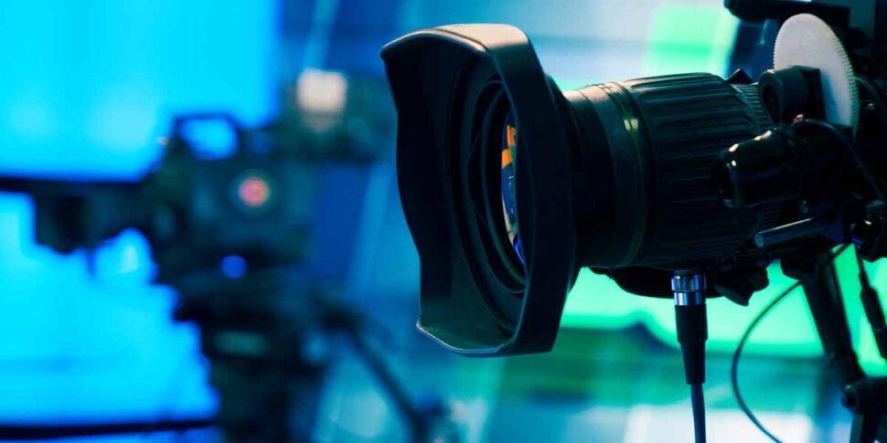https://assets.gds.it/2024/02/cinema-tv-riprese-970x485.jpg