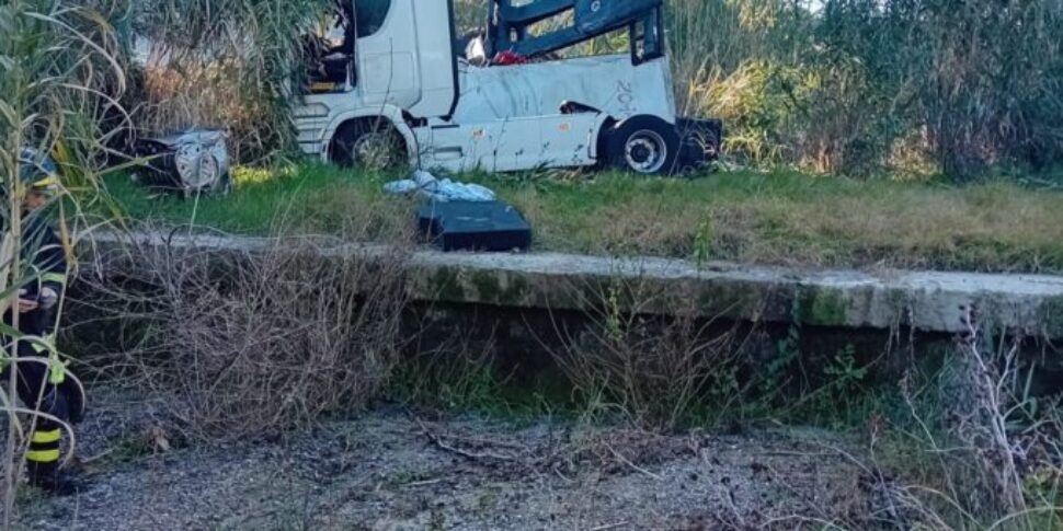 Camion cade da un ponte sulla Messina-Palermo: volo di dieci metri tra ...