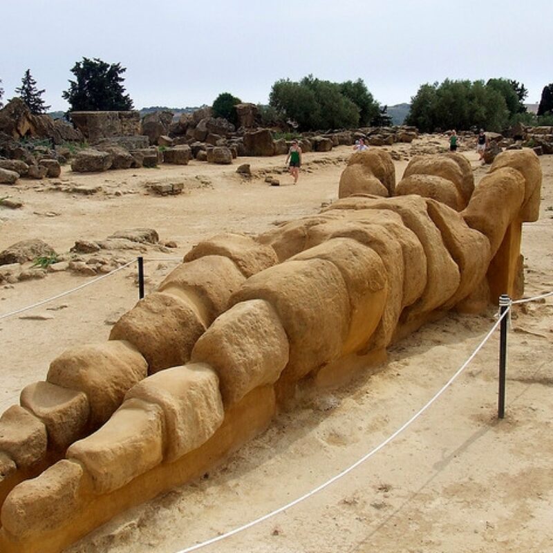 Una copia del telamone ricostruita accanto al Tempio di Zeus