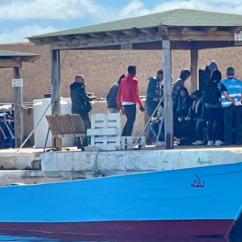 Migranti appena arrivati al molo Favarolo, Lampedusa, 15 marzo 2024.ANSA/ ELIO DESIDERIO
