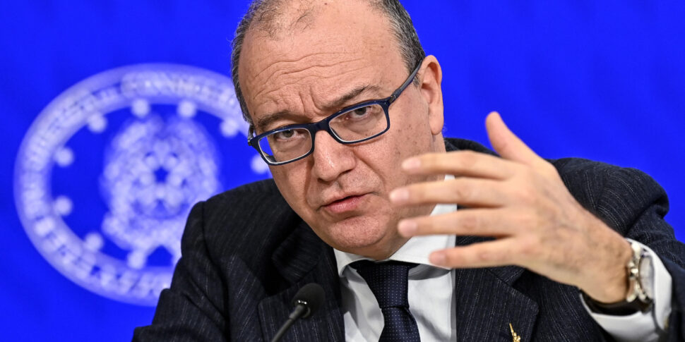 https://assets.gds.it/2024/03/Giuseppe-Valditara-970x485.jpg