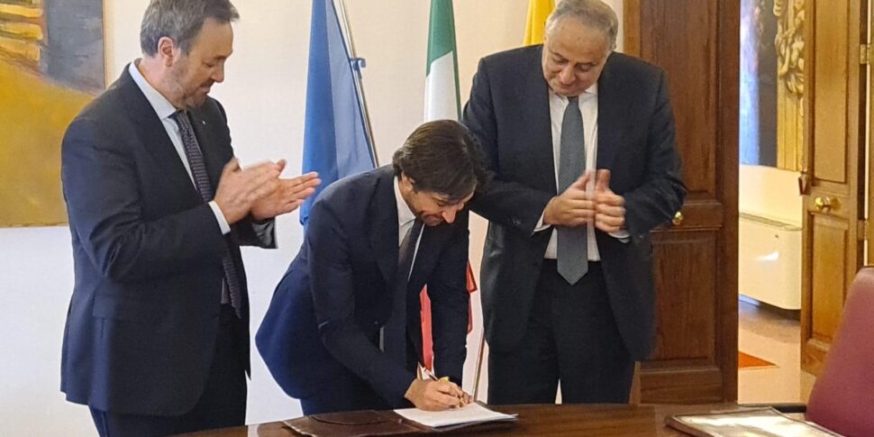 Ferrandelli fa il suo ingresso in giunta a Palermo: la firma del neo assessore - Giornale di Sicilia