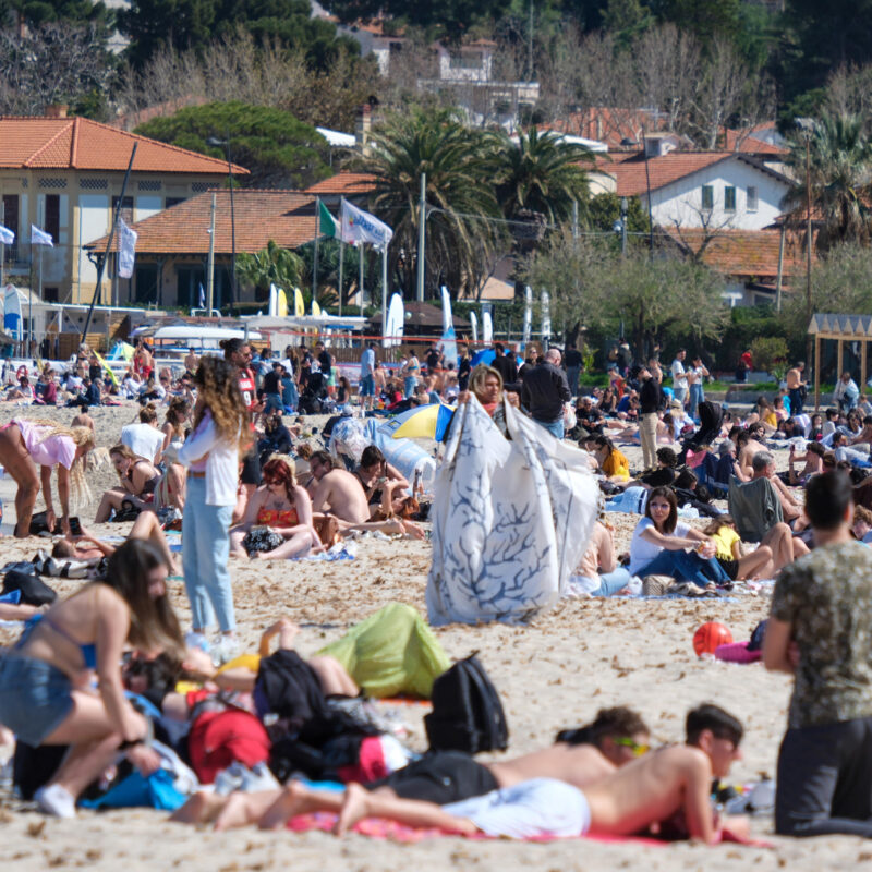 Complice le belle giornate la spiaggia palermitana di Mondello è stata presa d'assalto, 22 marzo 2024 Palermo. ANSA/IGOR PETYX