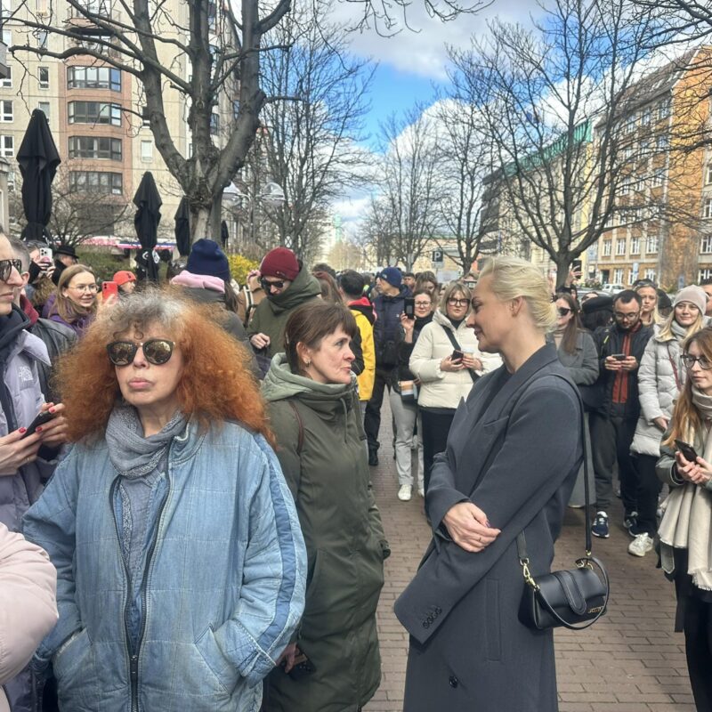 Yulia Navalnaya alle urne per la protesta di mezzogiorno