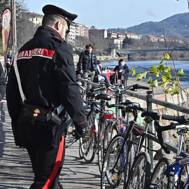 I carabinieri effettuano dei controlli ai Murazzi dove un giovane di 23 anni è stato colpito da una bicicletta a noleggio, lanciata da ignoti dalla passeggiata soprastante a Torino, 21 gennaio 2023 ANSA/ALESSANDRO DI MARCO