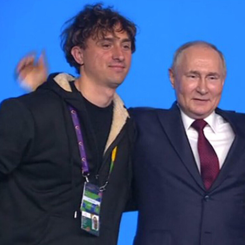 Nel frame Ciro Cirullo,in arte Jorit, abbraccia Putin