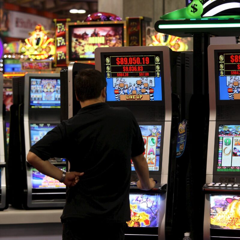 Un uomo gioca con una slot machine in una foto d'archivio. ANSA / YM YIK .