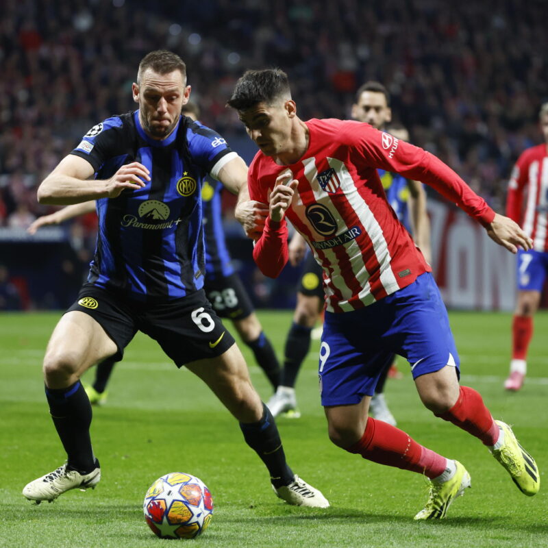 epa11219107 Atletico's Alvaro Morata (R) duels for the ball with Inter's Stefan de Vrij (L) during the UEFA Champions League round of 16 second leg soccer match between Atletico de Madrid and FC Inter, in Madrid, Spain, 13 March 2024. EPA/Mariscal