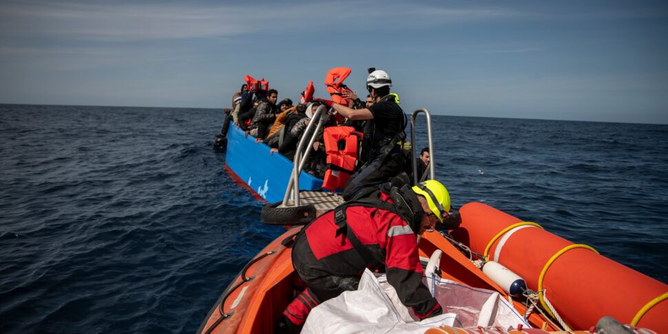 La nave con un migrante di 17 anni morto inviata a Ravenna, protesta ...