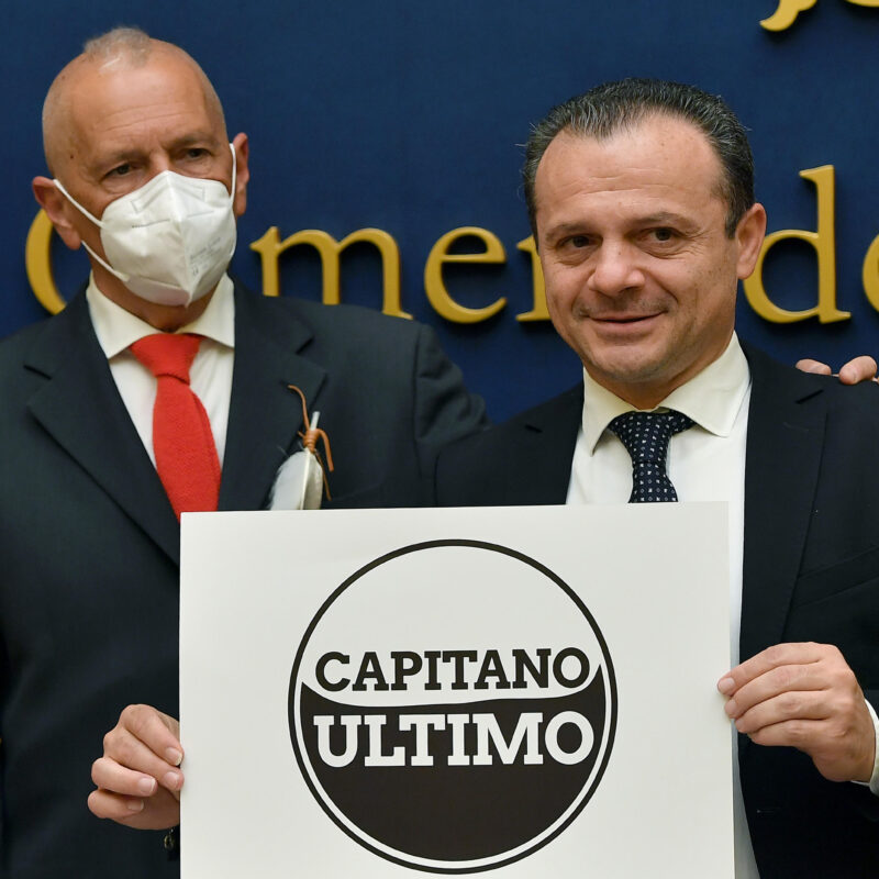 Sergio De Caprio alias Capitano Ultimo (S) e il sindaco di Taormina Cateno De Luca durante la conferenza stampa, organizzata presso la sala stampa della Camera dei Deputati da Sud Chiama Nord, dal titolo Verso le europee: scenari politici e alleanze durante la quale sono state presentate liste e candidature, Roma, 21 marzo 2024. ANSA/FABIO CIMAGLIA