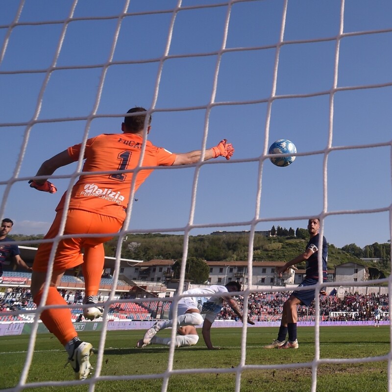 Il gol di Buttaro contro il Cosenza (foto di Tullio Puglia)
