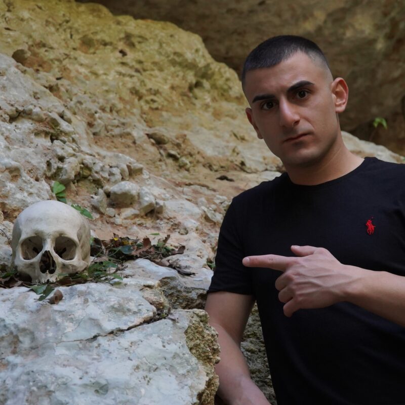 Sebastian Colnaghi indica il cranio ritrovato nella necropoli