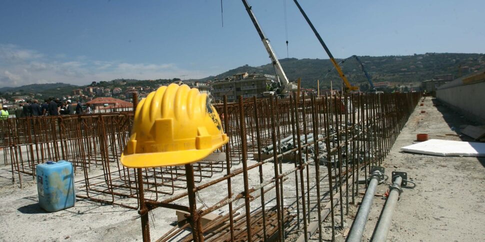 Incidente Sul Lavoro A Campofelice Di Roccella Un Operaio Cade Da Unimpalcatura E Muore Nel