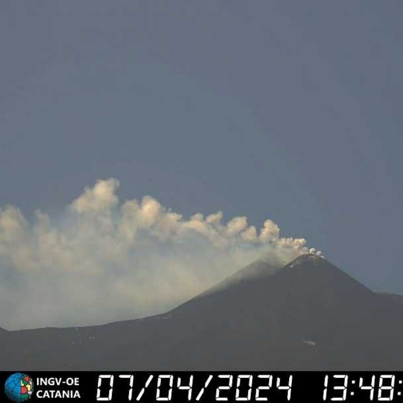 Etna, forte emissione di cenere dalla Bocca nuova, la nube alta 5 chilometri