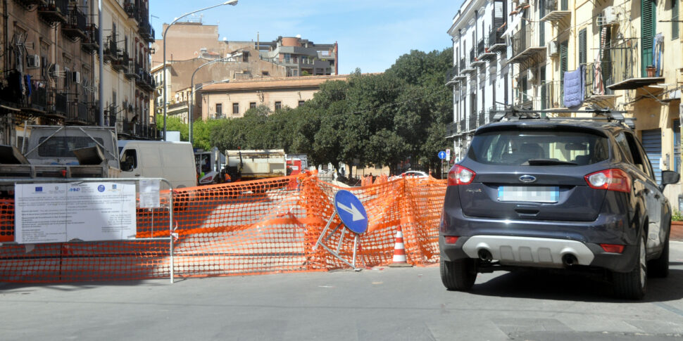 Palermo Lavori Amap Nella Zona Del Tribunale La Strada Ridotta A Un