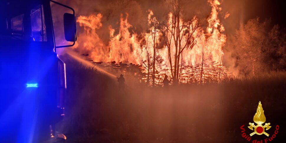 https://assets.gds.it/2024/04/Incendi-970x485.jpg