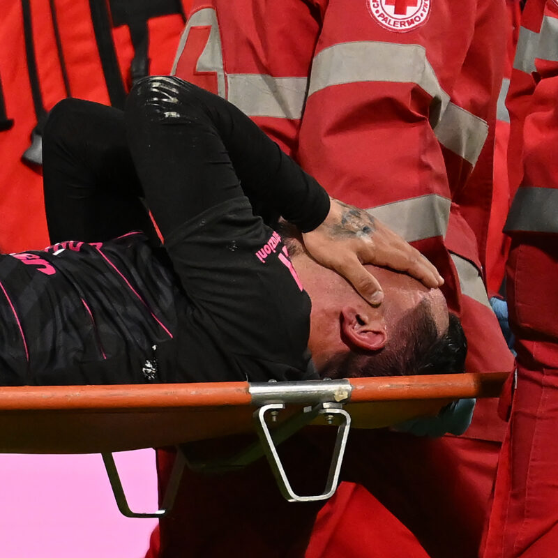 Di Mariano infortunio barella Palermo 19/04/2024: durante la partita di Serie B Palermo vs Parma allo Stadio Renzo Barbera di Palermo(Foto Tullio Puglia)