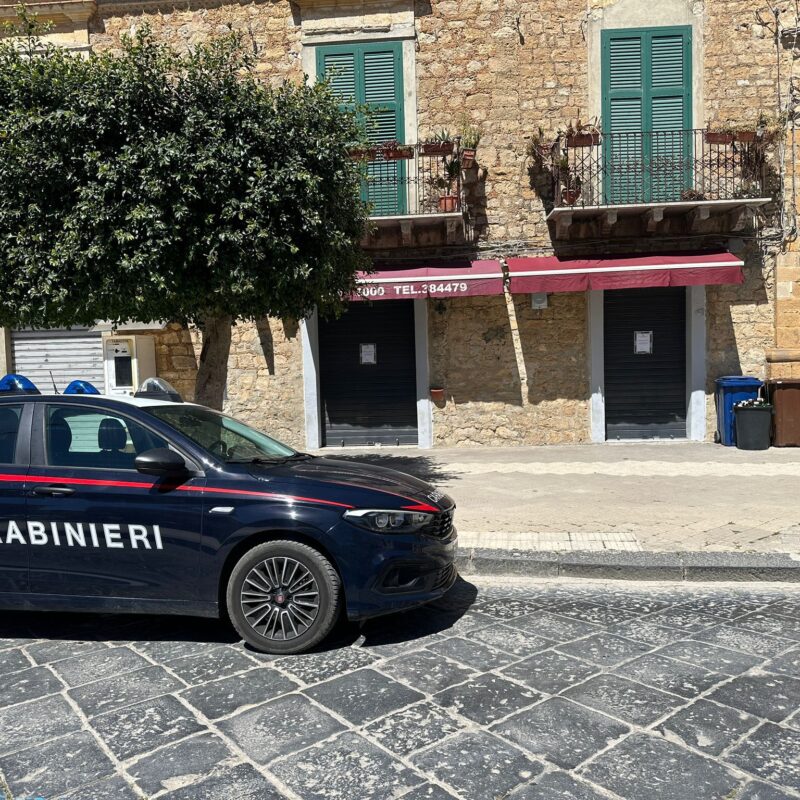 I carabinieri davanti al bar al quale è stata sospesa la licenza per tre giorni