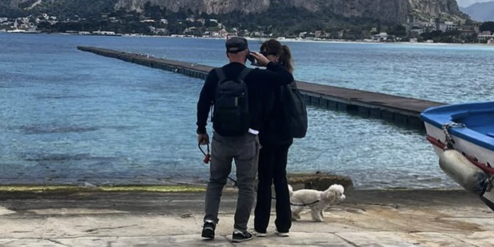 Luca Zingaretti and Luisa Ranieri return to Sicily, photos from the Mondello pier on social media