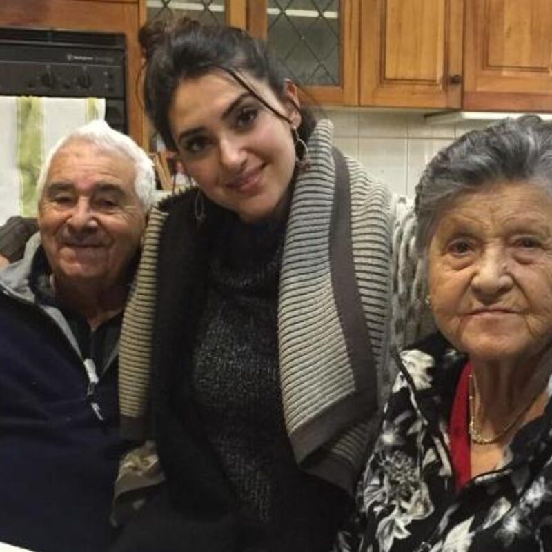 Rebecca Gulinello con i nonni di Lipari