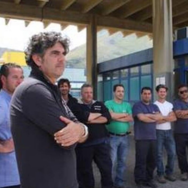 Gli ex dipendenti Blutec davanti alla sede dello stabilimento (foto Lo Bono)