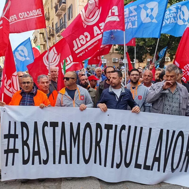Manifestazione organizzata dai sindacati davanti alla Prefettura di Palermo dopo la tragedia di Casteldaccia, 7 maggio 2024. ANSA (NPK)