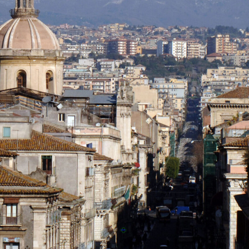 Un'immagine panoramica di Catania con sullo sfondo l'Etna innevata, oggi 18 ottobre 2010. E' di nuovo "allarme ambientale" nelle grandi città italiane: ad eccezione di Torino, tutti i centri urbani con più di mezzo milione di abitanti vedono peggiorare il loro stato di salute ambientale: tra questi Milano, Roma, Napoli e Palermo. E' quanto emerge dalla 17/a edizione di Ecosistema urbano, annuale ricerca di Legambiente e Ambiente Italia. Sul 'podio' dei comuni virtuosi, premiati oggi in Palazzo Vecchio a Firenze, ci sono Belluno, Verbania e Parma; Palermo, Crotone e Catania occupano invece gli ultimi tre posti. ANSA- ORIETTA SCARDINO