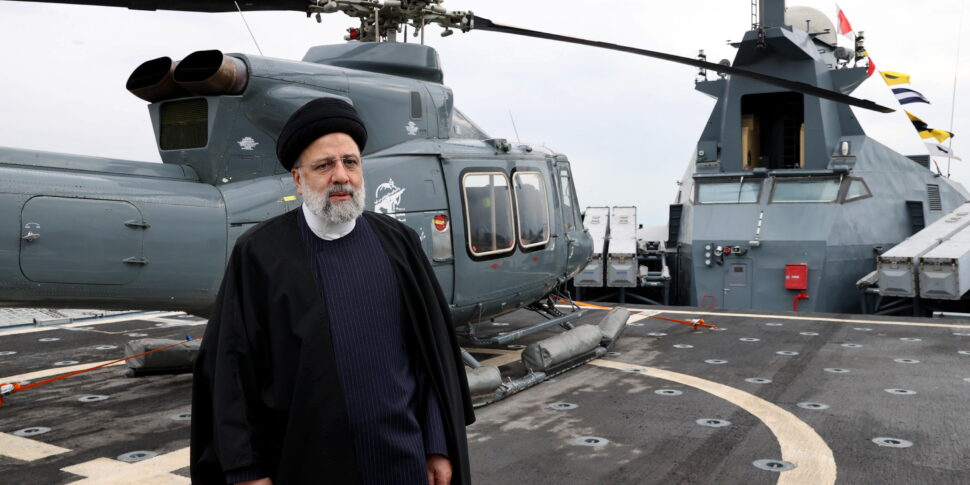 https://assets.gds.it/2024/05/Iranian-President-Ebrahim-Raisi-visits-IRGC-Navy-base-in-southern-Iran_77763804-970x485.jpg