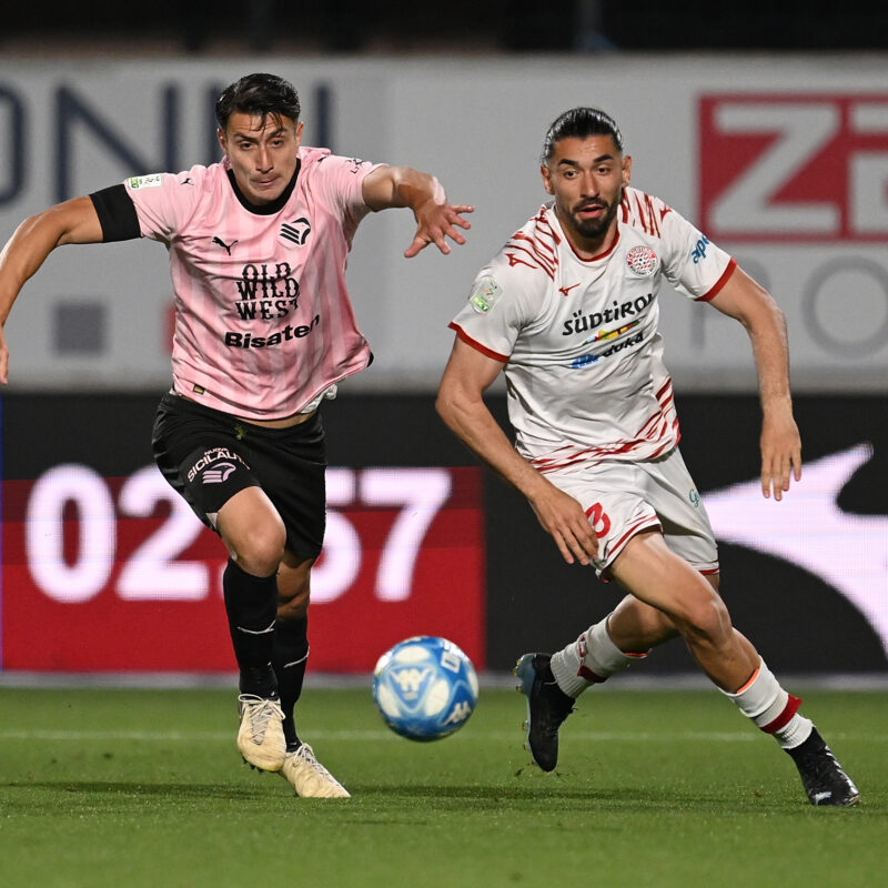 Ionut Nedelcearu e Silvio Merkaj Bolzano 10/05/2023: durante la partita di Serie B Sudtirol vs Palermo allo Stadio Druso di Bolzano(Foto Tullio Puglia)