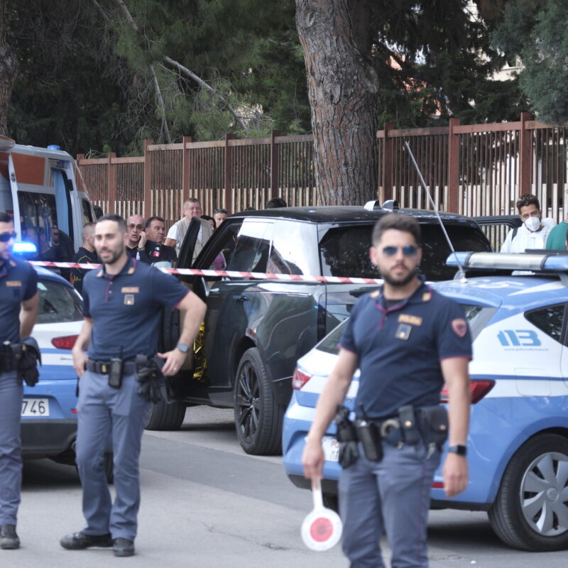 La polizia sul luogo del ritrovamento dell'imprenditore Angelo Onorato, trovato morto nella sua auto con una fascetta di plastica che gli stringeva il collo, Palermo, 25 maggio 2024. ANSA/IGOR PETYX