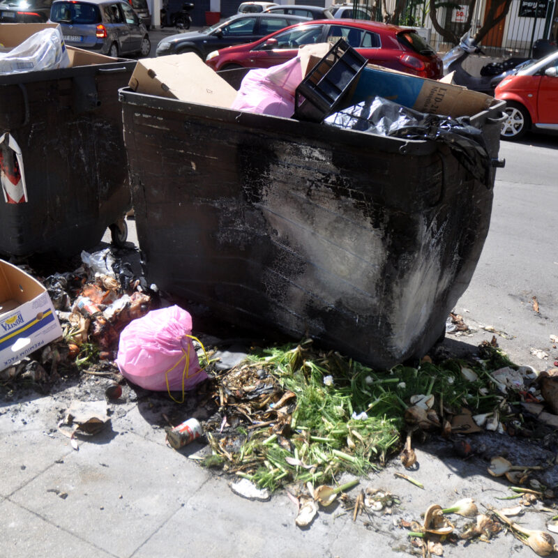 Cassonetti dati alle fiamme in via Gustavo Roccella, a Palermo (foto Fucarini)