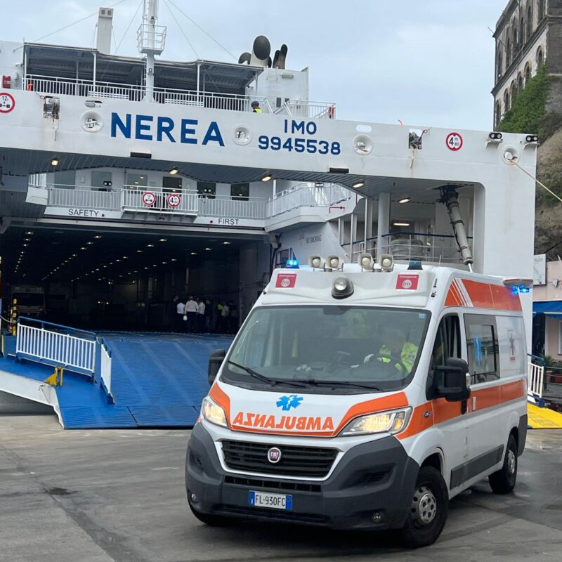 L'ambulanza davanti alla nave Nerea